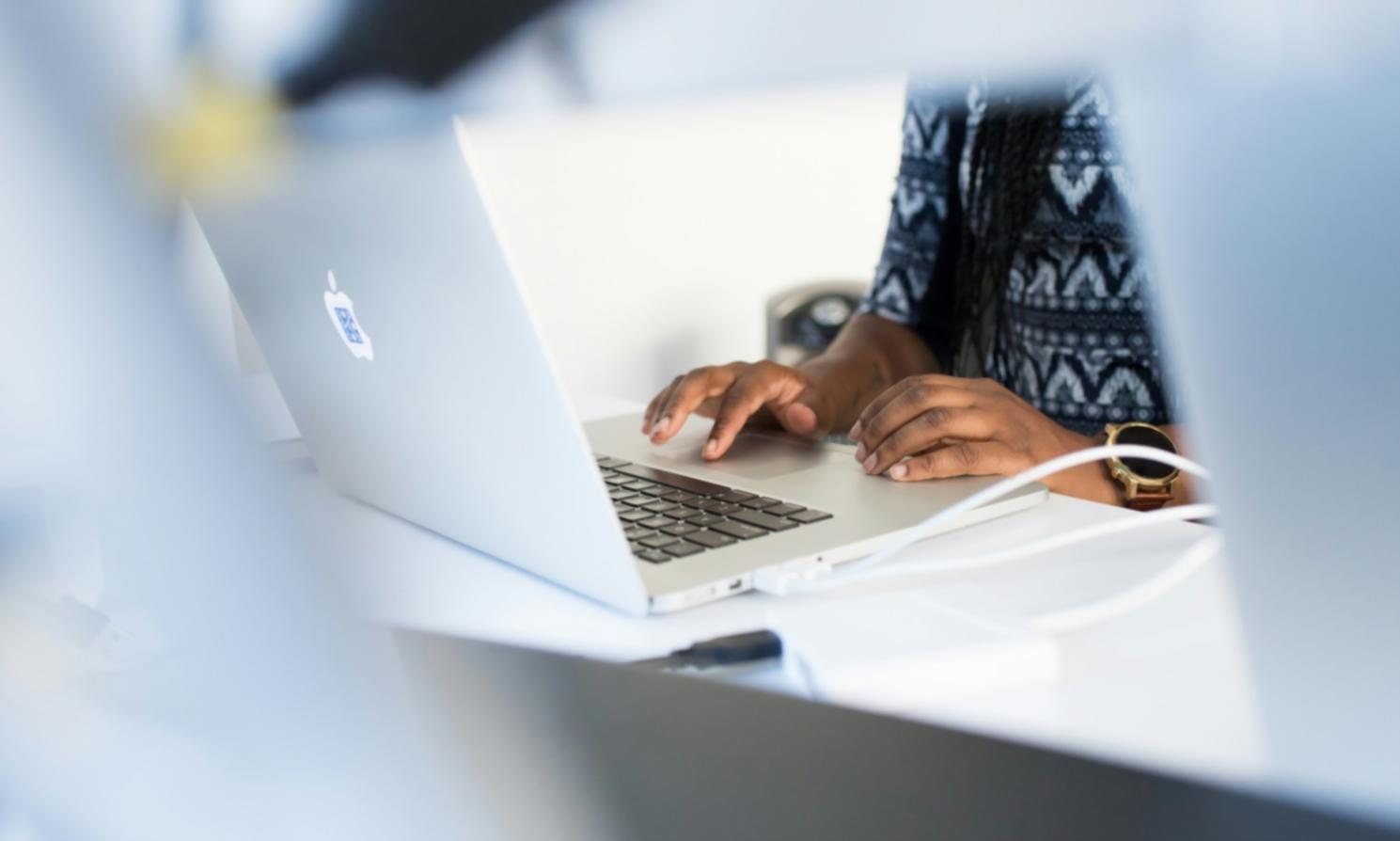 Arbeitsbereich im Hyntron Studio mit Modellierungsarbeitsplätzen